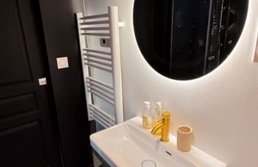 Jacuzzi privé, Sauna & Design Chic - Foto 13