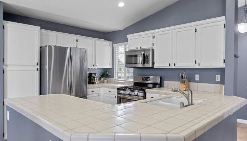 3 Bed 2 Bath Newly Furnished - Available Now - Photo 3, stove, dishwasher