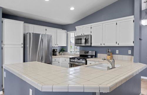 3 Bed 2 Bath Newly Furnished - Available Now - Photo 3