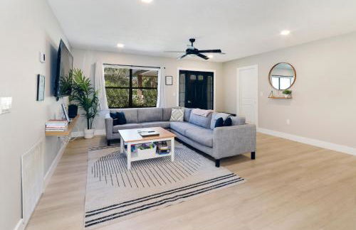 New 6min to 3 Sister Springs, Spacious, Fun with Game Room - Foto 8