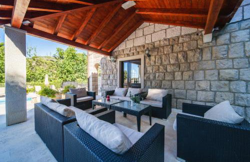 City Beach Villa with Pool and Sea View - Foto 62