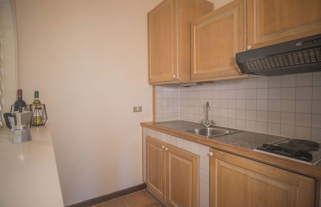 Beautiful Giardino Degli Oleandri 2 Bedroom Apt Sleeps 6 Plus a Child-childs bed - Foto 6