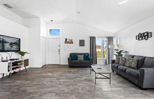 Amazing Pool Spacious 3BR House near Disney - Photo 4