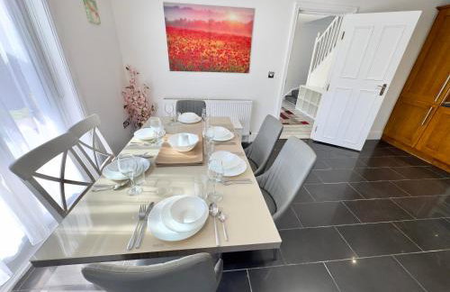 Spacious 3-Bed Home with Garden, Private Parking, Smart Tv's, Fast Wi-Fi - Photo 24