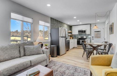 Secluded Westside Cottage - King Bed, Hot Tub, Views, Near Parks and Trails! - Foto 2