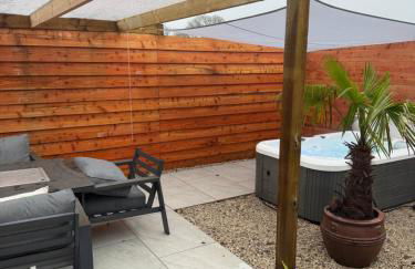 Romantic Luxury Cabin & Hot Tub near New Forest Dorset - Photo 41