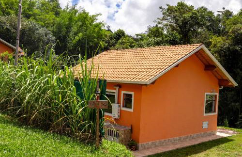 Chalé Canto do Galo 2 - Hidro da Jacuzzi, Lareira Ecológica, Cozinha Completa, Wi-Fi 80mbps, próximo a comércio local e relaxando ao som do riacho - Photo 21