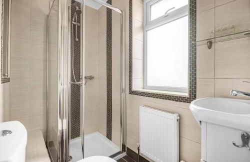 Spacious 4 Bedroom Home, Prime Location, Parking - Photo 21