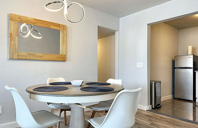 Vintage Vibes Modern Comfort 2BR for 6 Guests - Photo 7