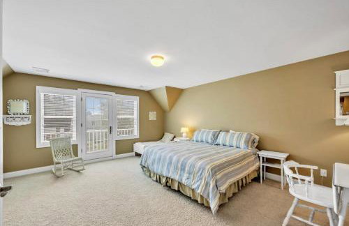 Stay 1 Block from Ocean at 7-Bed Retreat with Yard, Deck and Game Room, Host Up to 22 Across 16 Beds, Gas Fireplace, Gas Grill, Ample Parking, Walk to Menauhant Beach, Perfect for Family Getaway, 24 Hr Hospitality - Foto 10