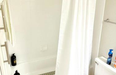 Central 1BR Retreat by Hospital and tollway - Photo 16
