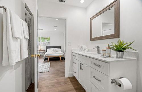 Spacious 4BR/3BA pool home, stylishly decorated - Foto 35