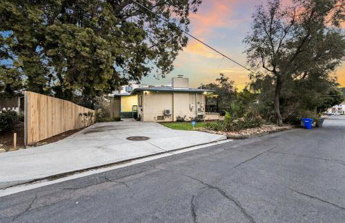 Entire Private Home with 4 Bedrooms 3 Bathrooms, King Bed, Big Yard, Prime Area, Ranch Style, Available Now - Photo 45