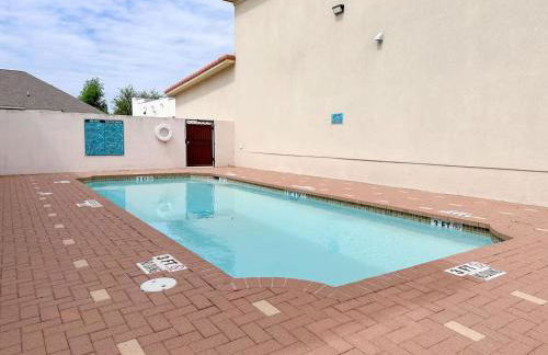 Luxurious Condo with Pool & Garage Close to Shopping - Foto 19