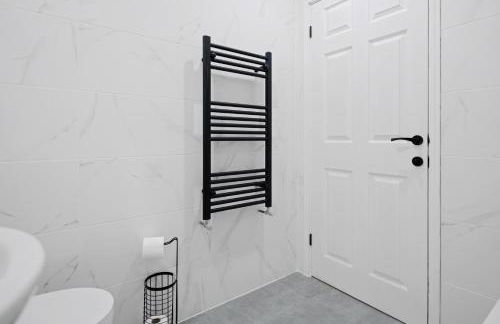 3Bed House-Free Parking - Foto 8