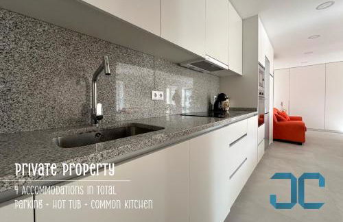 Arada Property - 4 Houses in 1 Private Property, Free Parking and Hot Tub - Foto 18