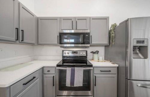 Newly Renovated 4BR 2B Riverview Oasis with King - Foto 41