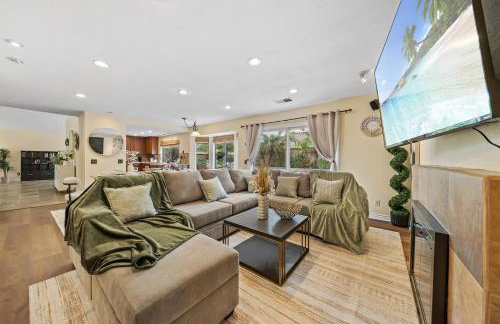 Entire Private Home with 4 Bedrooms, Pool, Hot Tub, King Bed, Garage, Available Now - Foto 48