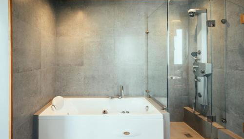 Grand Sea View Apartment 3' from Kavouri Beach - Photo 4, towels, Shower
