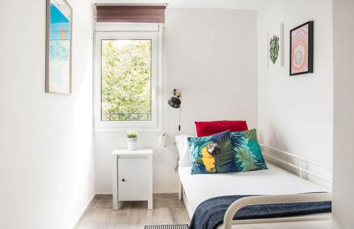 Charming Apartment With Vibrant Accents - Photo 16