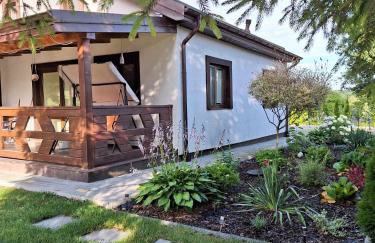 Biały domek nad stawem - Foto 1