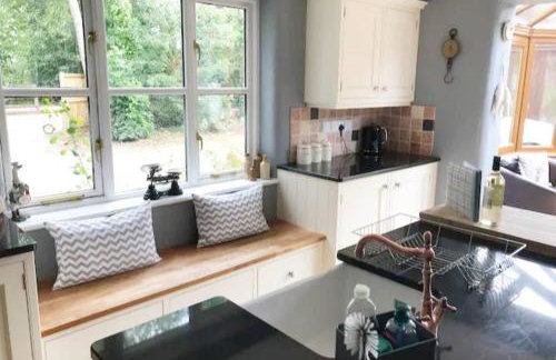 5-Bed Home - Sleeps 12 Pool Garden & Play Area - Foto 24