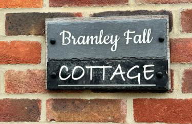 'BRAMLEY FALL COTTAGE' NEW AVAILABILITY - Attached Cottage,3 Bedrooms-1 on ground level, SLEEPS 6-2 Bathrooms, Wittering and Chichester easy drive, Child friendly,Small Breed Dog Friendly 2 max, Parking-EV Point - Foto 34