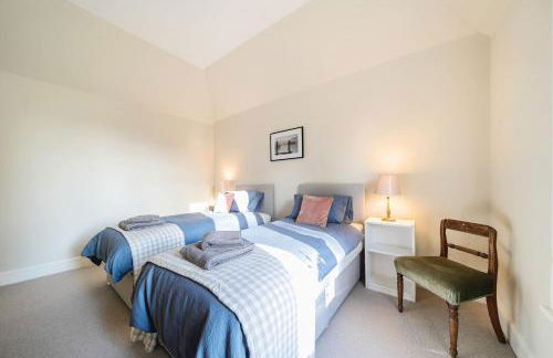 Artist's Studio - Photo 31