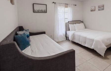 Blisscapade Pool Movie Theater Games Backyard - Foto 6