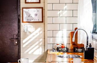 Loft Americano para Casais - Lareira Externa, Rio no Terreno, Rede Suspensa e Churrasqueira - Foto 5