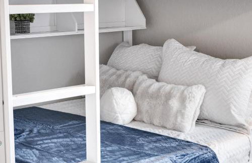 Stylish Hot Tub Retreat BBQ Yard Games WiFi Pets - Foto 43