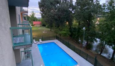 Little Pigeon River 309 1BD Condo with River View Private Balcony by RedAwning - Foto 4