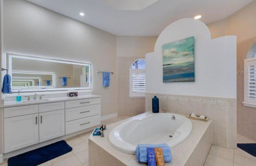 Cape Serenity- Premier Waterfront Villa with Kayaks and Bikes - Foto 21