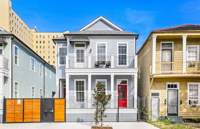 Modern 4 BR Condo with Balcony & Pool - Near FQ - Foto 54