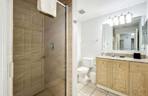 Spacious 3 Bed 3 Bath Luxury Condo 5 min from Disney - Photo 31