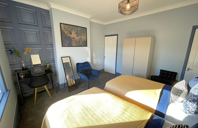 Spacious 3-Bedroom House with Parking - Photo 2