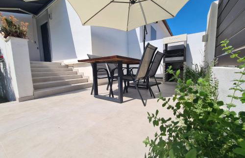 Vacation house with private pool and yard - Photo 11