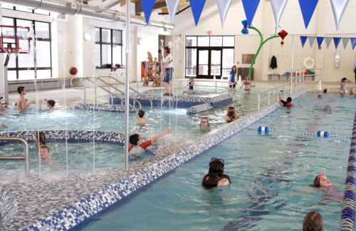 Walk to Everything! Hot tub, SHARC passes - Foto 32