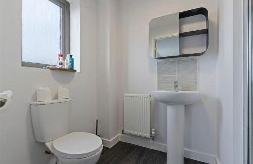 Exquisite 7 Bedroom 5 Bathroom House - Over 1900 sqft - Close to City Centre with Free Parking, Fast W-Fi and SmartTVs by Yoko Property - Foto 6