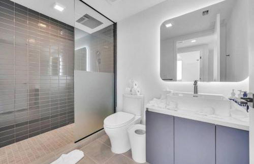 Modern 1 Bed Condo across from Bayside in Downtown - Foto 8