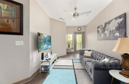 DT Charm Apt with Pool,Gym,Wine,WKSpace, Free Parking - Photo 48