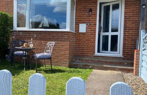 Bramblebee Cottage Salthouse - Photo 28