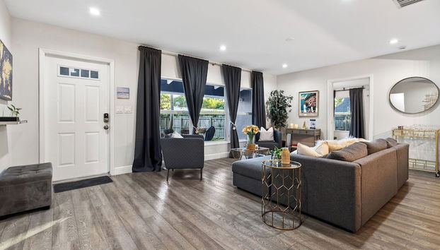 Hot Tub, Firepit, Deck | 10mins to Beach | Middle Terrace Cottage by AvantStay - Foto 4, Interior