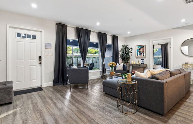 Hot Tub, Firepit, Deck | 10mins to Beach | Middle Terrace Cottage by AvantStay - Foto 4