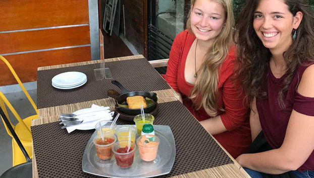 Dégustation d'arepas dans un restaurant local