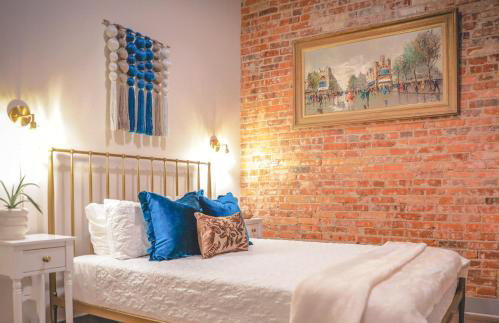 Private Boutique Getaway - Fireplace & Soaking Tub - Downtown Loft - by Cross-Key Vacation Rentals - Foto 8