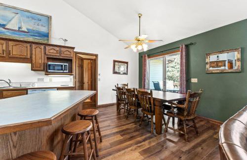 Experience lakeside luxury at Sunset Cove, a spacious 5-bedroom home - Foto 20