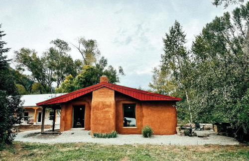 Romantic Escapes at this Riverside Cottage Rental on the Pecos River, New Mexico - Foto 1