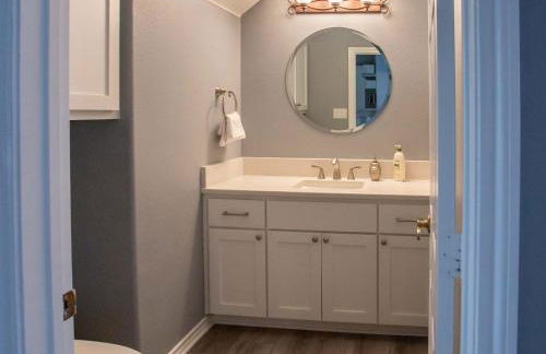 Lakefront 6BR Retreat w Dock & Game Room - Foto 20