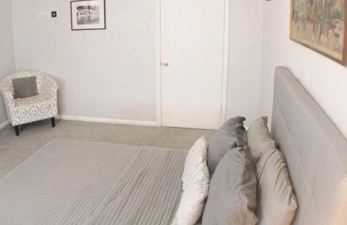 2 BR - Off Street Parking - Amazing View Nearby - Foto 9